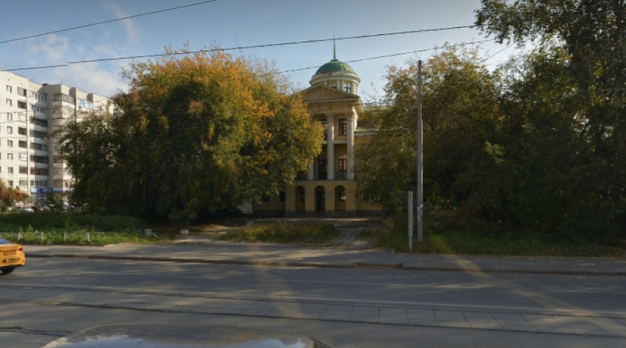 В Екатеринбурге строительная техника приехала в сквер, в котором мэрия запретила застройку