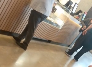 «Если не был на СВО, то ты говно!»: пьяный свердловчанин с бутылкой в руках напал на молодого парня