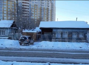 В Екатеринбурге продают старый деревянный домик по цене элитной квартиры в Москве