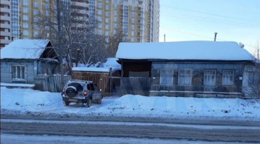 В Екатеринбурге продают старый деревянный домик по цене элитной квартиры в Москве