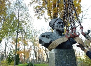 Основатель сети «Кировский» прокомментировал снос на Украине памятника его деду