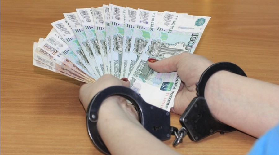 В Екатеринбурге сотрудники ФСБ задержала предпринимательницу, пытавшуюся дать взятку силовикам