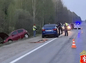 На свердловской трассе водитель уснул за рулём и насмерть сбил молодого мужчину, который вышел из машины, чтобы оказать помощь