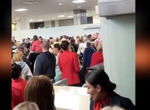 В аэропорту Кольцово образовались огромные очереди
