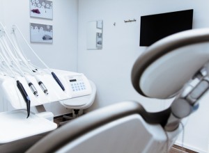 Стоматология выплатит свердловчанке 250 тысяч рублей за сломанную челюсть