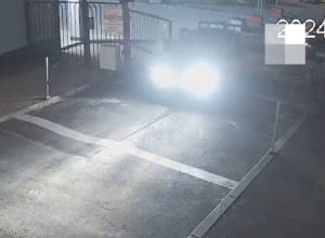 В Пионерском мужчина за рулем автомобиля протаранил ворота ЖК