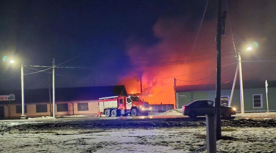 У крупного Уральского завода ночью произошёл пожар