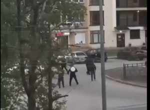 Вооружённые мужчины устроили перестрелку посреди дороги в Кемерово