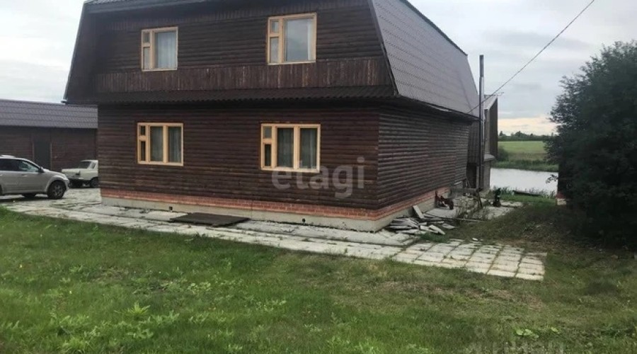 На Урале продают страшный дом, похожий на сарай. Он очень дорогой