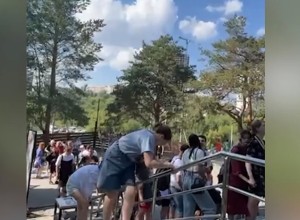 Екатеринбуржцы выстроились в огромные очереди к бассейнам