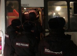 В центре Екатеринбурга силовики с автоматами задержали двоих мужчин