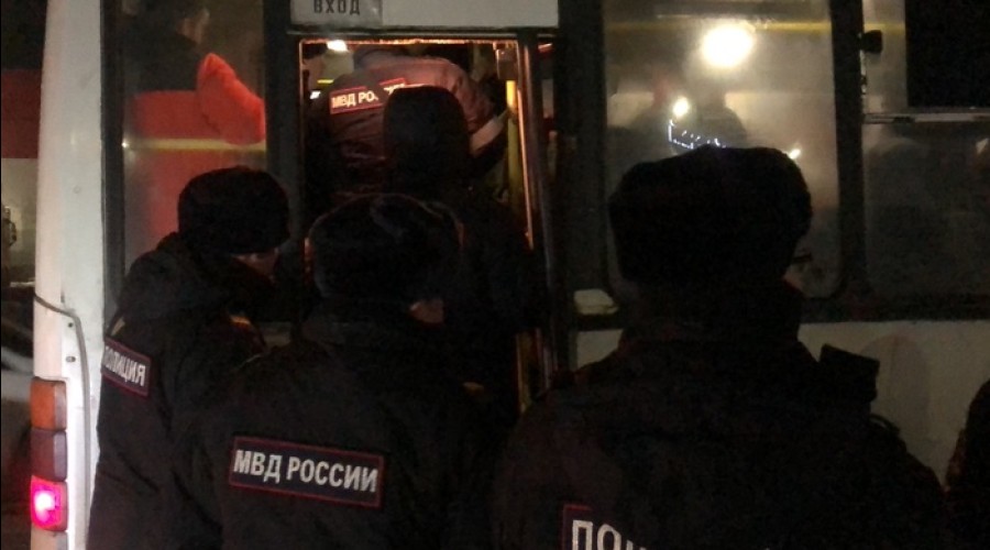 В центре Екатеринбурга силовики с автоматами задержали двоих мужчин