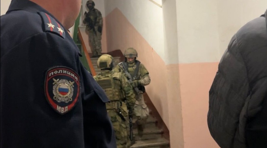 Силовики задержали свердловчанина, угрожавшего покончить с собой
