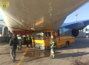 У водителя спецтехники, повредившего лайнер Emirates в Домодедово, случился инсульт