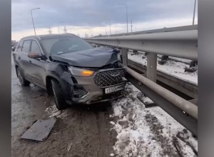 В Екатеринбурге пьяный тип на Land Rover разнес чужую машину на трассе