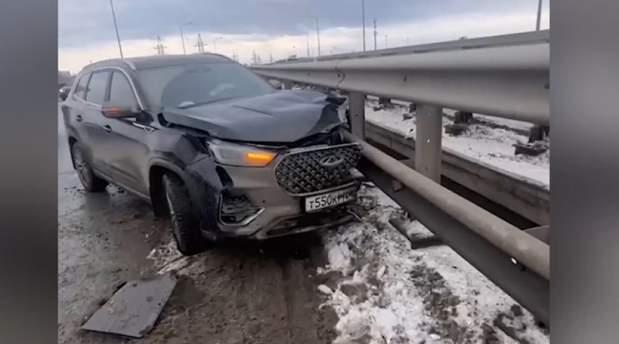 В Екатеринбурге пьяный тип на Land Rover разнес чужую машину на трассе
