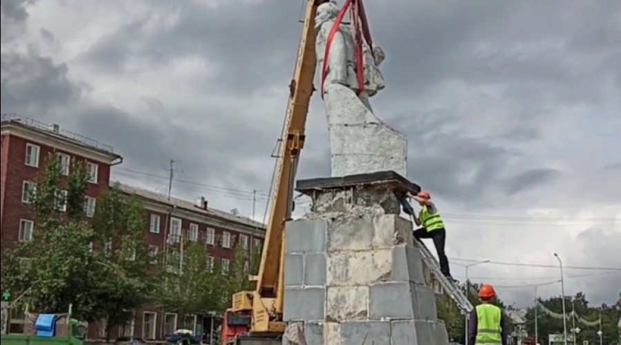 В свердловском городе сносят памятник Ленину