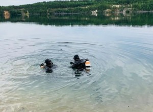 Из уральского озера вытащили автомобиль с трупом внутри