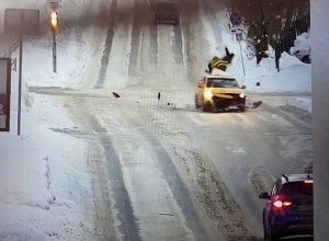 Страшное ДТП, в котором таксист в Екатеринбурге сбивает насмерть курьера, попало на видео