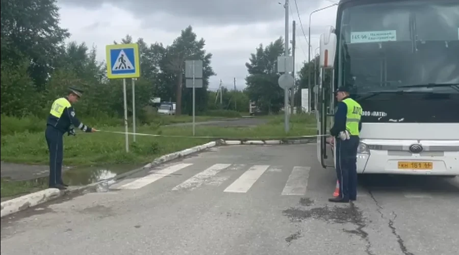 Пожилая женщина попала под рейсовый автобус «Екатеринбург — Полевской» по вине водителя