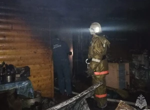 Двухквартирный жилой дом сгорел на ВИЗе в пятницу вечером