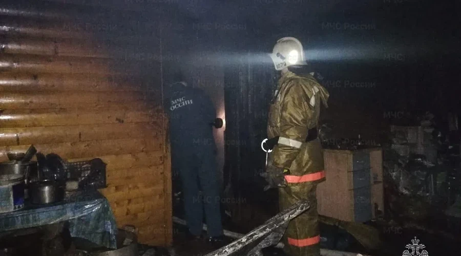 Двухквартирный жилой дом сгорел на ВИЗе в пятницу вечером
