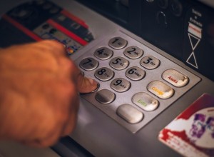 В Екатеринбурге банкомат «съел» у женщины 65 тысяч рублей