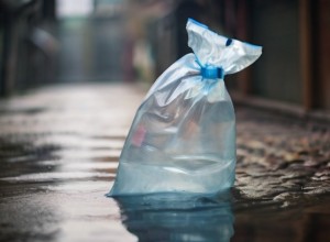 В Екатеринбурге «шутники» едва не убили ребенка, сбросив с высоты пакет с водой