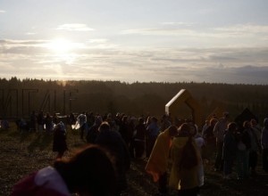 Сотни людей со всей России съехались в маленькую деревню в Свердловской области