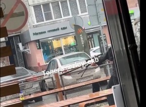 Екатеринбуржцев напугали подростки с оружием