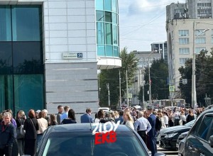 В центре Екатеринбурга из офисного здания эвакуировались 600 человек
