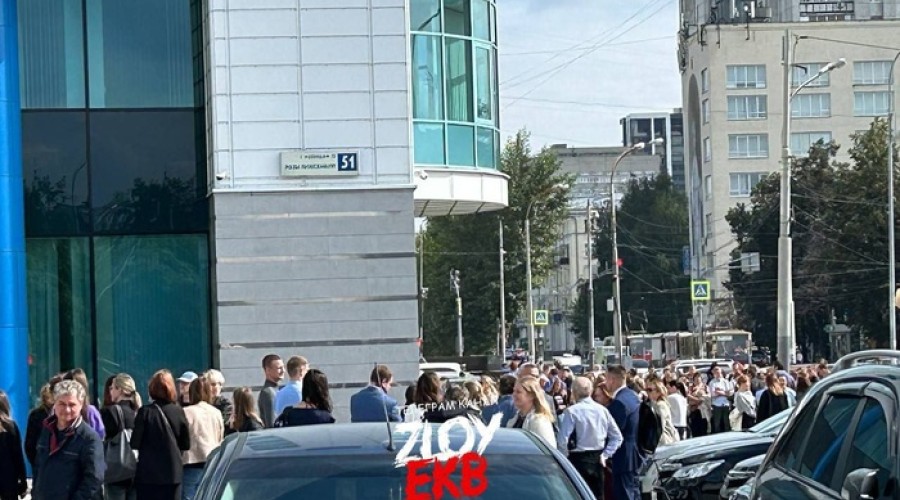 В центре Екатеринбурга из офисного здания эвакуировались 600 человек