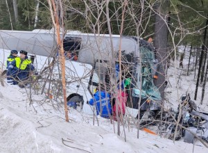 Погибли три человека: в Свердловской области автобус с детьми столкнулся с легковушкой