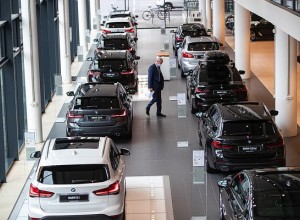 «Могут по команде изменить направление — прямо в столб» Как BMW и Mercedes превращают машины россиян в кирпичи?