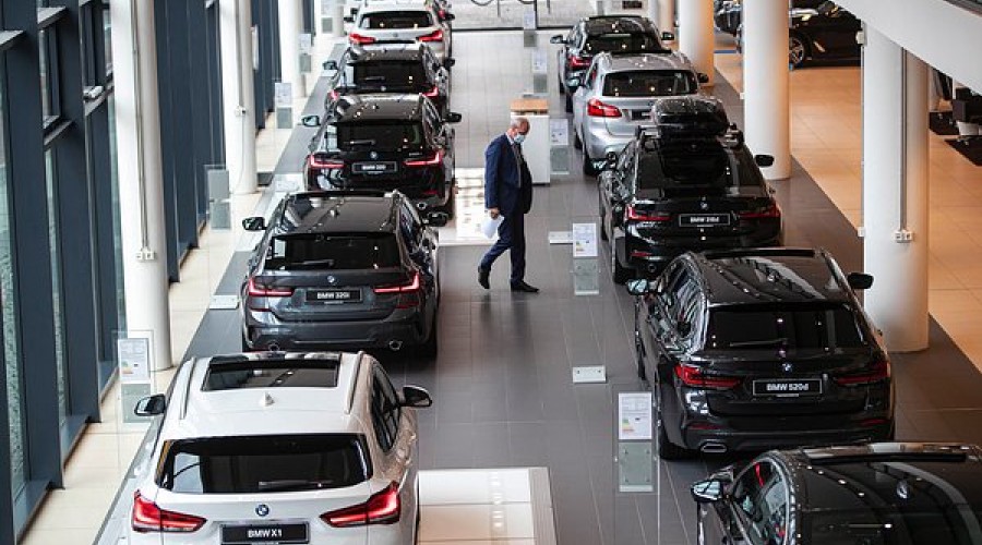«Могут по команде изменить направление — прямо в столб» Как BMW и Mercedes превращают машины россиян в кирпичи?