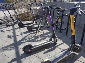 «Он сам упал». Самокатчик разбил голову на перекрестке в Екатеринбурге (ФОТО)