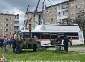 Медики Центра медицины катастроф остаются на месте обрушения дома в Нижнем Тагиле