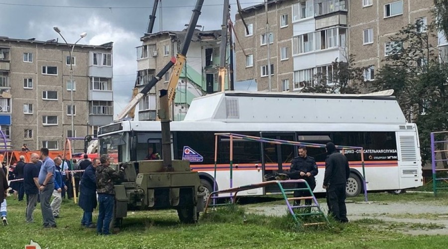 Медики Центра медицины катастроф остаются на месте обрушения дома в Нижнем Тагиле