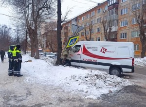 «Открыл окно автомобиля и начал кричать». На Уралмаше во время движения умер водитель