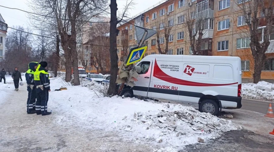 «Открыл окно автомобиля и начал кричать». На Уралмаше во время движения умер водитель