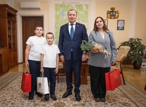 Мэр Екатеринбурга Орлов встретился с ребёнком, который обратился к президенту Владимиру Путину