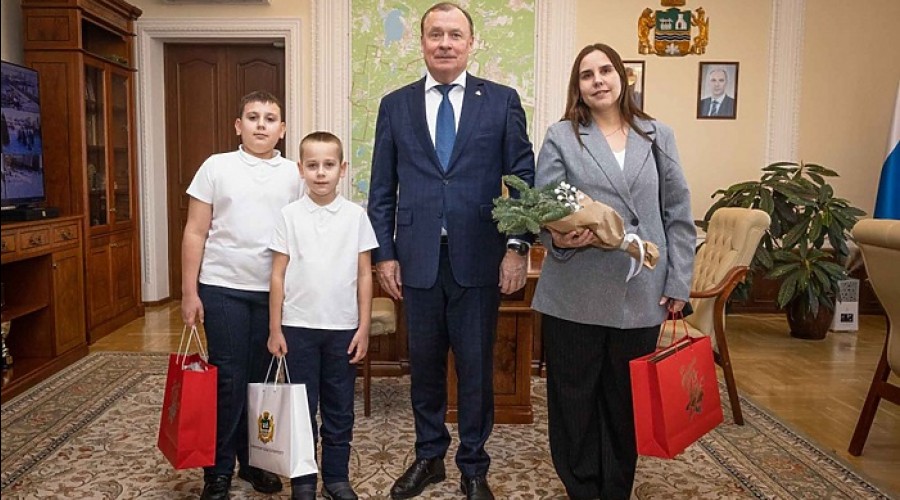 Мэр Екатеринбурга Орлов встретился с ребёнком, который обратился к президенту Владимиру Путину