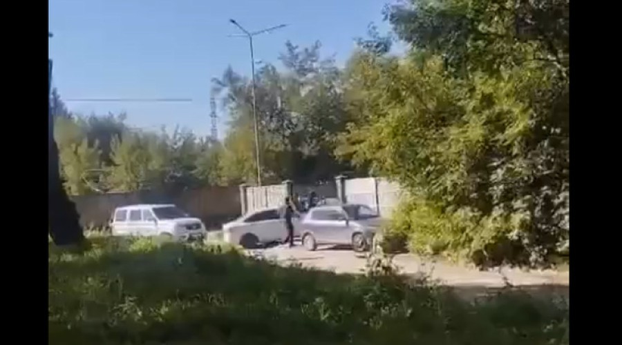 К офису скандальной екатеринбургской УК съехались силовики
