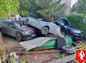 Пьяный подросток из Екатеринбурга смял на стоянке чужие автомобили на дядиной машине