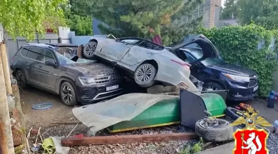Пьяный подросток из Екатеринбурга смял на стоянке чужие автомобили на дядиной машине