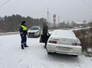 В Свердловской области поймали пьяного мужчину с семью детьми в машине