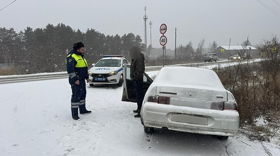 В Свердловской области поймали пьяного мужчину с семью детьми в машине