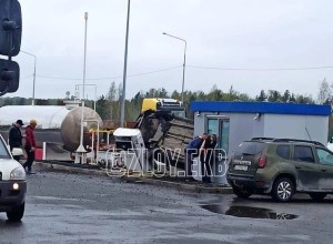 На Тюменском тракте водитель влетел в газовую заправку и снёс будку с оператором