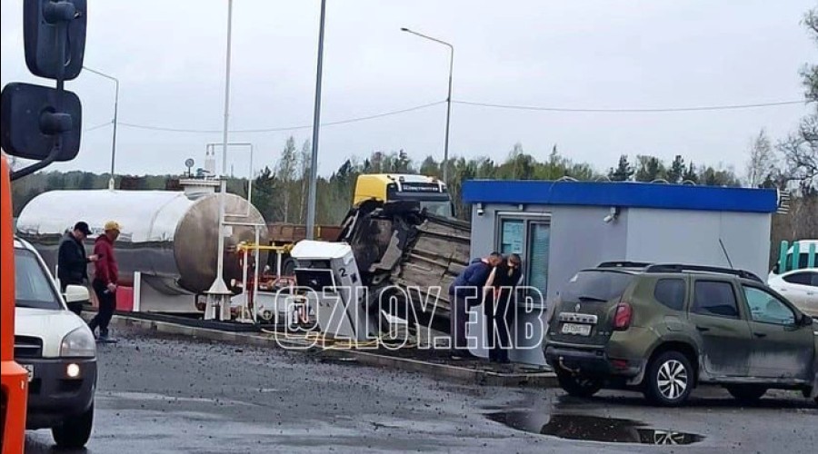 На Тюменском тракте водитель влетел в газовую заправку и снёс будку с оператором