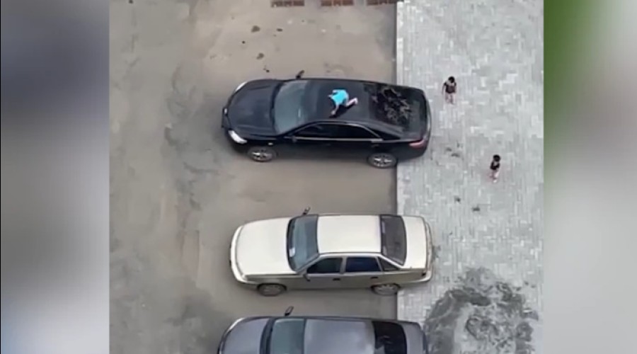 В Екатеринбурге дети разгромили чужую машину